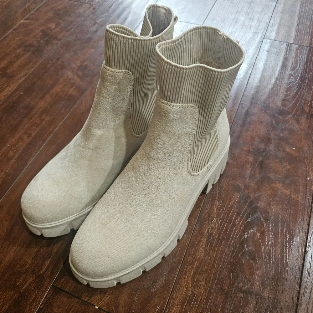 Cushionaire Cream Lug Ankle Boots, Size 10W - Picture 1 of 5